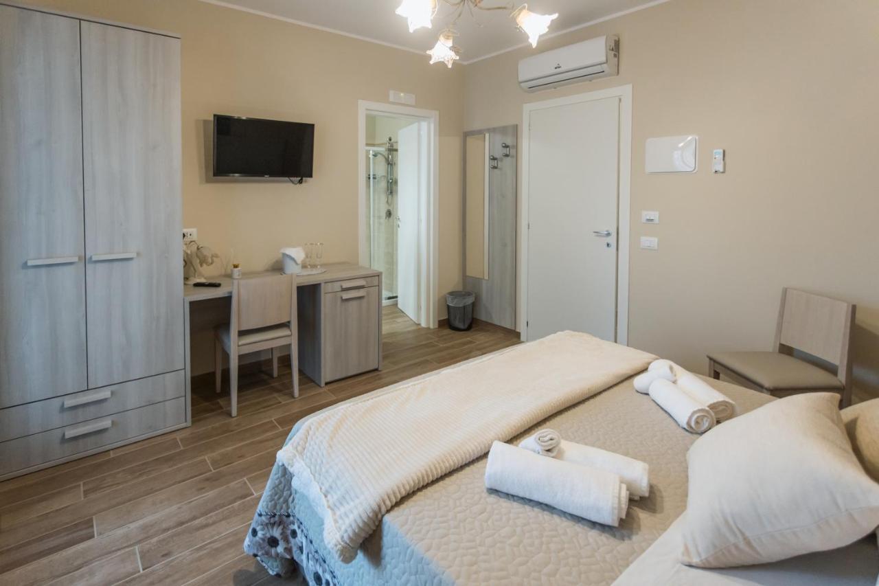 B&B Oasi Perla Del Mare Aci Castello Bagian luar foto